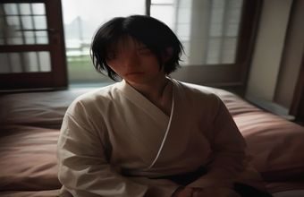 两人面对面平静交谈的场景，温暖室内光线，象征伴侣之间关于叫床与亲密体验的开放沟通，性健康教育配图